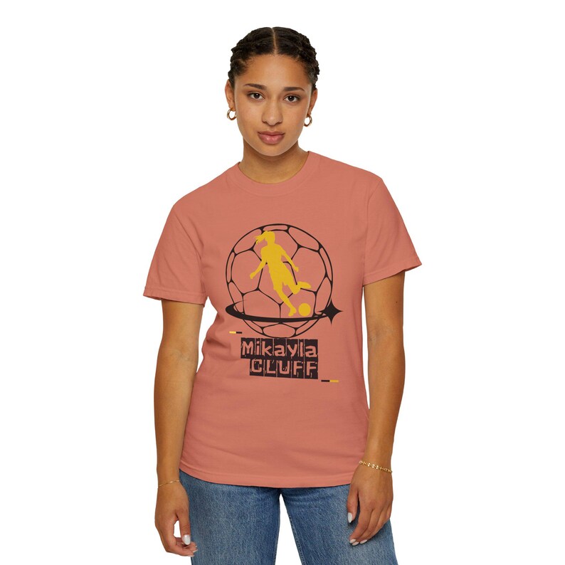 Camiseta unisex teñida de fútbol para mujer de Mikayla Cluff Utah Royals FC imagen 2