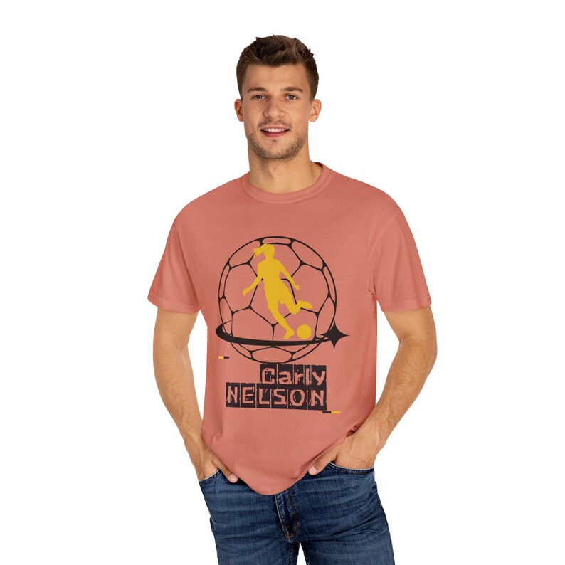 Carly Nelson Utah Royals FC Frauen Fußball Unisex Garment-Dyed T-Shirt Bild 2