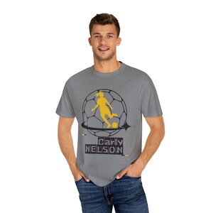 Carly Nelson Utah Royals FC Frauen Fußball Unisex Garment-Dyed T-Shirt Bild 9