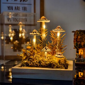 Handgefertigte Pilzlampe mit LED-Leuchten in Holzkiste & echtem Moos, getrocknete Blumen | Feenwald Nachtlicht für Wohnkultur und Geschenke