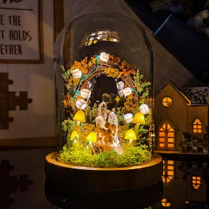 Jardín de hadas con forma de hongo bajo una cúpula de cristal: decoración de cristal y flores con luz LED, lámpara de noche con un bosque encantado, un regalo acogedor para el hogar.