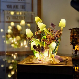 Lámpara de hongo brillante con flores secas y cristales, luz nocturna LED para jardín de hadas sobre base de madera: decoración botánica para el hogar y un regalo único.