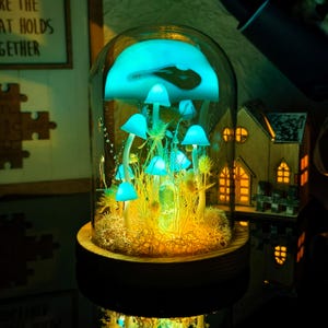Glow-in-the-Dark Mushroom Night Light in Glass Dome – LED Mushroom Lamp with Moss & Flowers, Enchanted Forest Decor for Cozy Spaces
