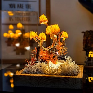 Lámpara LED de setas hecha a mano, decoración de jardín de hadas con setas naranjas y musgo sobre base de madera. Luz nocturna de mesa inspirada en la naturaleza para el hogar.