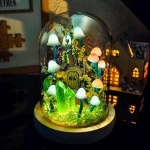 Jardín de Hongos de Hadas en Cúpula de Cristal – Casa de Hongos con Iluminación LED, Cristales y Flores, Lámpara de Noche Mágica de Bosque para Espacios Acogedores