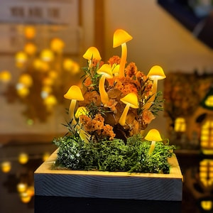 Handgefertigte Gelbe LED-Pilz Feengarten Nachtlicht in Holzpflanzer mit Moos & getrockneten orange Blumen | Von der Natur inspiriertes Wohndekor