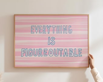 Peut inclure: Une affiche encadrée avec l'inscription "EVERYTHING IS FIGUREOUTABLE" en lettres turquoise. Le fond présente des rayures horizontales roses et blanches. Le cadre est en bois clair.