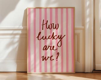 Lámina con la frase "¿Qué tan afortunados somos?", rayas rosas y rojas, decoración moderna y estética para el hogar, regalo con cita positiva y adorable, arte de pared femenino, decoración inspiradora para dormitorios universitarios y estilo preppy.
