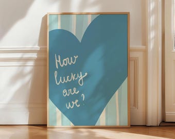 Quanto siamo fortunati? Stampa Cuore Blu Poster Decorazione alla moda per la camera del dormitorio Arte murale retrò stimolante Estetica preppy Stampa artistica Citazione azzurra