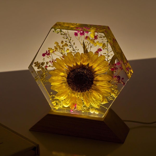Echte Sonnenblumenharz-Nachtlicht, individuell gravierte Holzbasis