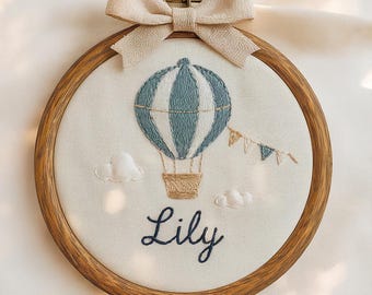 Aro de bordado personalizado con el nombre del bebé: Decoración infantil con globos aerostáticos
