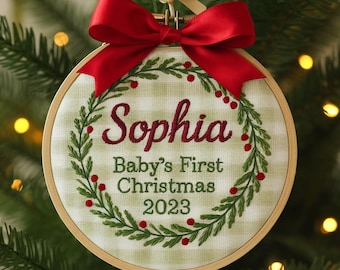 Adorno navideño bordado a mano para la primera Navidad del bebé: un recuerdo personalizado.