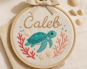 Cerceau prénom brodé à la main avec tortue de mer : décoration de chambre d'enfant personnalisée avec noeud en lin