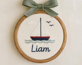 Nom du voilier brodé à la main : oeuvre d'art murale personnalisée prénom de bébé avec noeud en lin