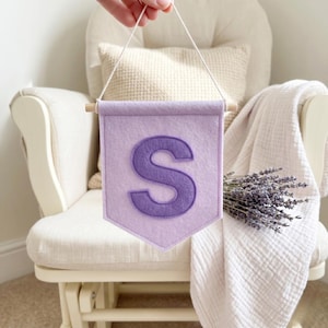 Gepersonaliseerde vlag met vilten letters, handgemaakte wanddecoratie voor de babykamer, op maat gemaakte initialen om op te hangen in de babykamer