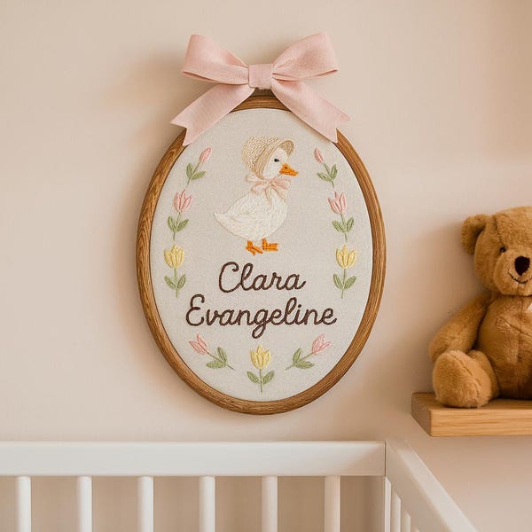 Handgesticktes Baby Hoop mit Blumen und Gänse