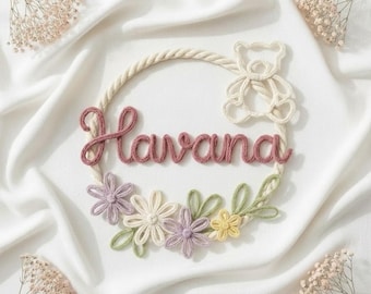 Letrero floral tejido en alambre con nombre: Decoración pastel para habitación infantil
