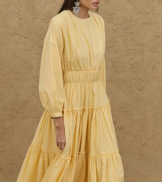 Vestido largo de algodón amarillo mantequilla con capas y volantes