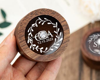 Caja para anillos con iniciales personalizadas, caja para anillos de boda de nogal, caja para anillos de compromiso, regalo de recuerdo nupcial, soporte para anillos de boda y compromiso