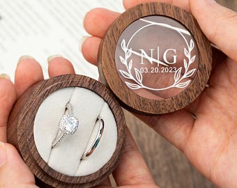 Caja personalizada de nogal para anillos de boda, ideal como regalo para la ceremonia nupcial, regalo de compromiso o boda para parejas. Caja personalizada para anillos de pedida de mano.