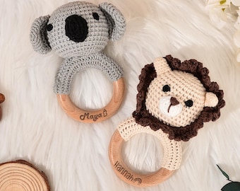 Sonajero de ganchillo personalizado con forma de animal, juguete Montessori para recién nacidos, regalo para baby shower, regalo para sobrino, sonajero grabado.