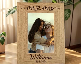 Mr & Mrs, Hochzeitsbilderrahmen, personalisierter Hochzeitsrahmen, Hochzeitsgeschenk für Braut oder Bräutigam, Verlobungsgeschenk für Paare, kundenspezifischer Holzrahmen