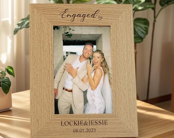 Prezent zaręczynowy, Ramka na zdjęcie zaręczynowe, Spersonalizowany prezent dla zaręczonej pary, Drewniana ramka na zdjęcie dla nowo zaręczonej pary, Spersonalizowana ramka na zdjęcie ślubne
