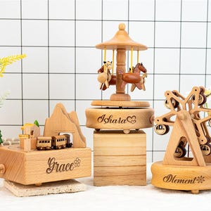 Carrusel musical de madera con bailarina, caja de música con nombre grabado, tren de madera personalizado, regalo para baby shower, regalo para recién nacidos.
