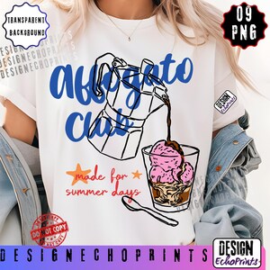 Puede incluir: Camiseta blanca con un dise&ntilde;o gr&aacute;fico que presenta el texto "Affogato Club" en azul, una cafetera vertiendo en un vaso con helado y las palabras "made for summer days". El dise&ntilde;o incluye una cuchara y estrellas.