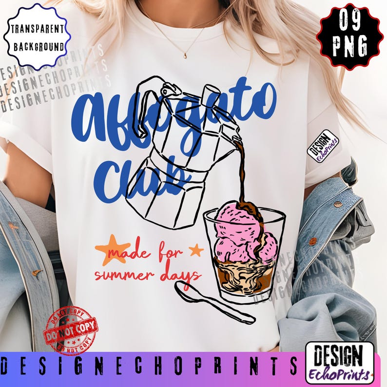 Puede incluir: Camiseta blanca con un dise&ntilde;o gr&aacute;fico que presenta el texto "Affogato Club" en azul, una cafetera vertiendo en un vaso con helado y las palabras "made for summer days". El dise&ntilde;o incluye una cuchara y estrellas.