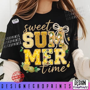Könnte beinhalten: Schwarzes T-Shirt mit dem Schriftzug "sweet SUMMER time" in Gold und Gelb. Die Buchstaben sind mit Zitronen- und Blumenmotiven verziert. Das T-Shirt hat ein Sommerthema.