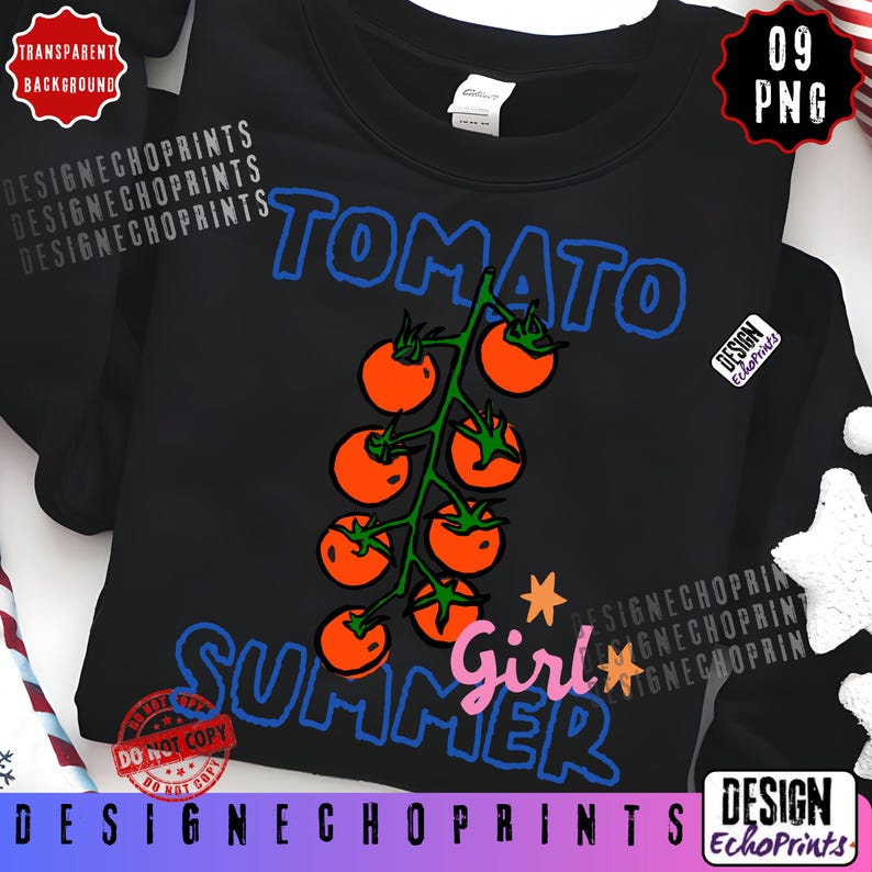 Puede incluir: Sudadera negra con un gr&aacute;fico de tomates y las palabras "Tomato Summer Girl" en azul y rosa. El dise&ntilde;o incluye tomates naranjas y tallos verdes. La sudadera tiene cuello redondo.