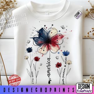 K&ouml;nnte beinhalten: Wei&szlig;es Sweatshirt mit einem floralen Design in Rot, Wei&szlig; und Blau und dem Wort "america" in Schreibschrift. Es hat auch florale Akzente und den Text "faith freedom & pride". Das Sweatshirt hat den Text "1776-2026" und das Logo "Design EchoPrints".