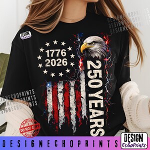 Puede incluir: Camiseta negra con dise&ntilde;o patri&oacute;tico. Muestra el texto "1776 2026" con estrellas, una bandera americana y una cabeza de &aacute;guila detallada. Las palabras "250 YEARS" est&aacute;n impresas verticalmente. Un dise&ntilde;o conmemorativo.