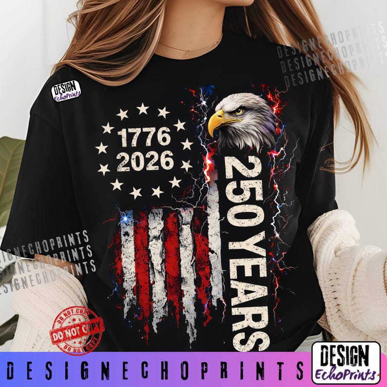 Puede incluir: Camiseta negra con dise&ntilde;o patri&oacute;tico. Muestra el texto "1776 2026" con estrellas, una bandera americana y una cabeza de &aacute;guila detallada. Las palabras "250 YEARS" est&aacute;n impresas verticalmente. Un dise&ntilde;o conmemorativo.