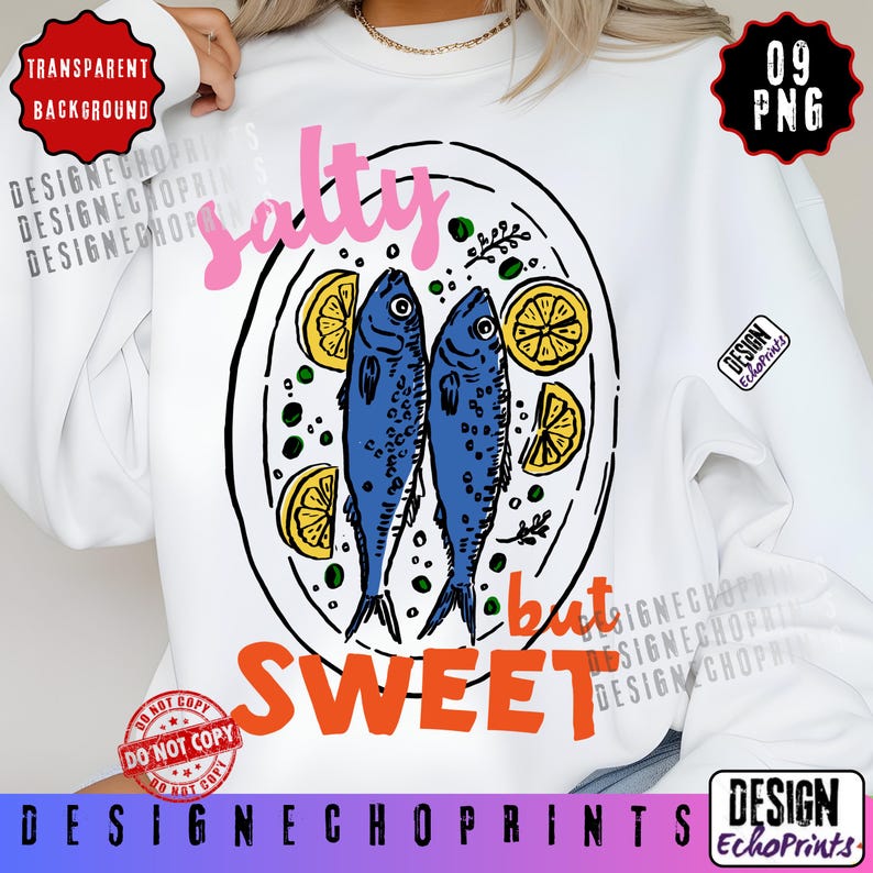 Puede incluir: Sudadera blanca con un gr&aacute;fico de dos peces azules en un plato con rodajas de lim&oacute;n. El texto "salty but sweet" est&aacute; en rosa y naranja. El dise&ntilde;o incluye el texto "Design EchoPrints".