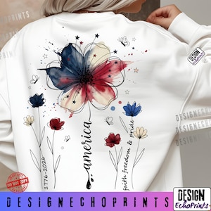 K&ouml;nnte beinhalten: Wei&szlig;es Sweatshirt mit einem patriotischen Blumendesign in Rot, Wei&szlig; und Blau. Das Wort "america" ist in Schreibschrift geschrieben, mit zus&auml;tzlichen floralen Elementen und dem Text "faith freedom & pride". Das Design enth&auml;lt auch Sterne und Schmetterlinge.