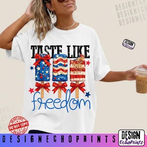 Puede incluir: Camiseta blanca con un dise&ntilde;o patri&oacute;tico. Presenta tres ilustraciones de paletas heladas en colores rojo, blanco y azul. El texto "TASTE LIKE FREEDOM" est&aacute; impreso encima de las paletas en negro y azul.