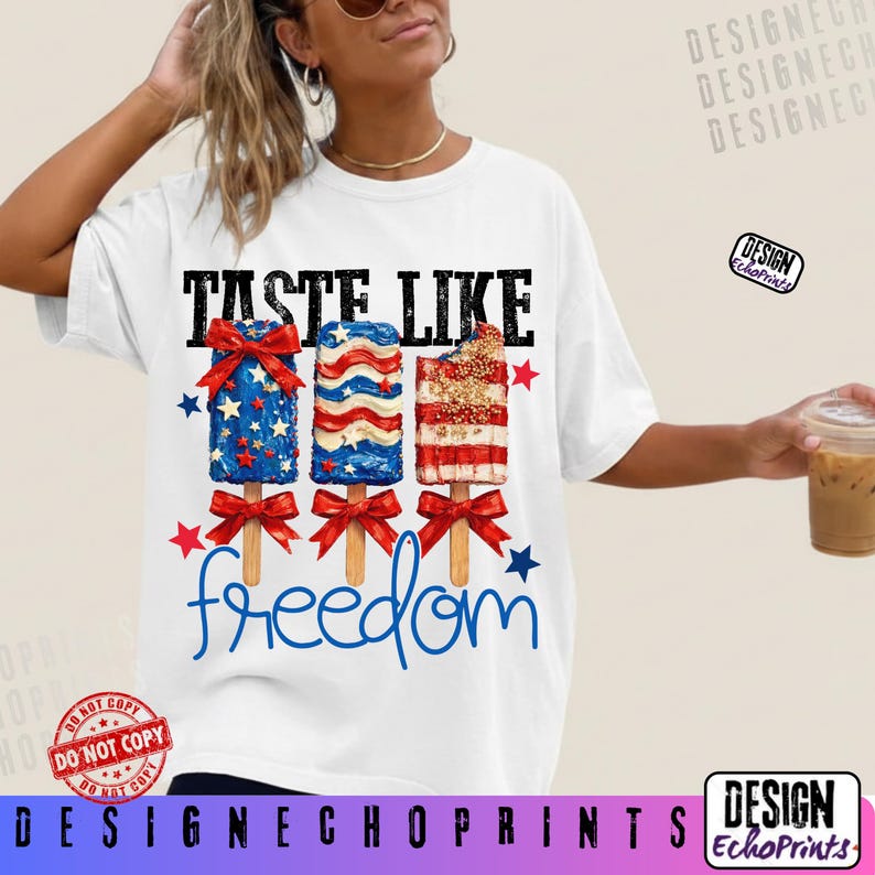 Puede incluir: Camiseta blanca con un dise&ntilde;o patri&oacute;tico. Presenta tres ilustraciones de paletas heladas en colores rojo, blanco y azul. El texto "TASTE LIKE FREEDOM" est&aacute; impreso encima de las paletas en negro y azul.