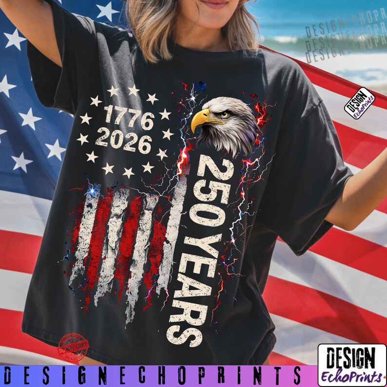Puede incluir: Camiseta negra con un dise&ntilde;o patri&oacute;tico. La camiseta presenta el texto "1776 2026" sobre un gr&aacute;fico de la bandera estadounidense desgastada. Tambi&eacute;n se muestra una cabeza de &aacute;guila y el texto "250 YEARS". La parte inferior de la camiseta tiene el texto "DESIGN ECHO PRINTS".