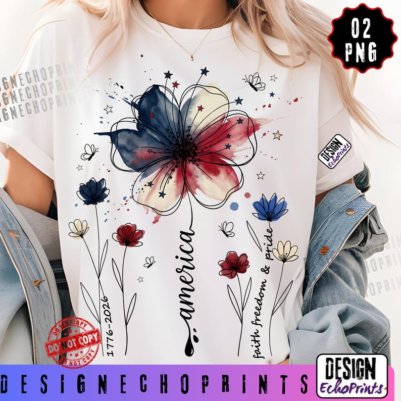 K&ouml;nnte beinhalten: Wei&szlig;es T-Shirt mit einem floralen Design in Rot, Wei&szlig; und Blau. Der Schriftzug "america" ist in Schreibschrift gehalten, erg&auml;nzt durch die Texte "faith freedom & pride" und "1776-2026". Das Design beinhaltet Schmetterlinge und Sterne.