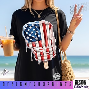Puede incluir: Camiseta negra con un dise&ntilde;o de un helado de paleta derriti&eacute;ndose con la bandera estadounidense. El helado tiene un palo de madera y gotea. La camiseta tiene el texto "DESIGN ECHO PRINTS" en la parte inferior.