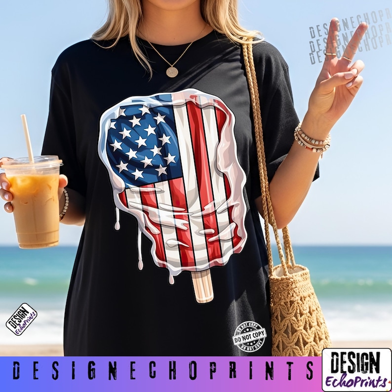 Puede incluir: Camiseta negra con un dise&ntilde;o de un helado de paleta derriti&eacute;ndose con la bandera estadounidense. El helado tiene un palo de madera y gotea. La camiseta tiene el texto "DESIGN ECHO PRINTS" en la parte inferior.
