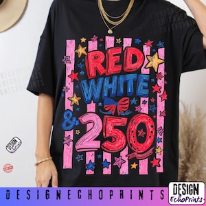 Puede incluir: Camiseta negra con un dise&ntilde;o gr&aacute;fico colorido. El dise&ntilde;o presenta las palabras "RED WHITE & 250" en rojo, blanco y azul, con estrellas y rayas. La camiseta es de estilo casual.