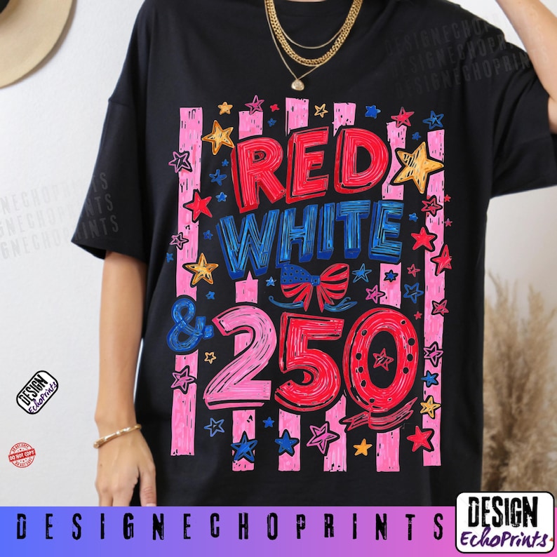 Puede incluir: Camiseta negra con un dise&ntilde;o gr&aacute;fico colorido. El dise&ntilde;o presenta las palabras "RED WHITE & 250" en rojo, blanco y azul, con estrellas y rayas. La camiseta es de estilo casual.
