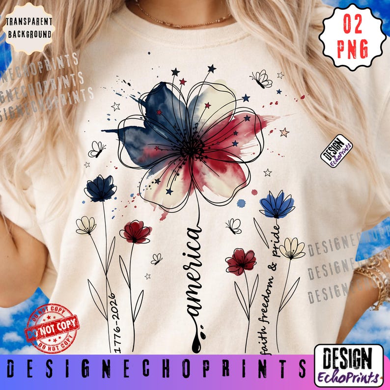 K&ouml;nnte beinhalten: Cremefarbenes T-Shirt mit einem Aquarell-Blumendesign in Rot, Wei&szlig; und Blau, mit dem Wort "america" in Schreibschrift. Zus&auml;tzliche florale Akzente und der Text "faith freedom & pride" sind ebenfalls vorhanden. Das Shirt hat ein patriotisches Thema.
