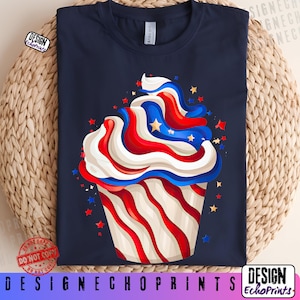 Puede incluir: Camiseta azul marino con un dise&ntilde;o de cupcake con glaseado rojo, blanco y azul y detalles de estrellas. La magdalena tiene papel a rayas rojas y blancas. El texto "DESIGNECHOPRINTS" est&aacute; en la parte inferior.