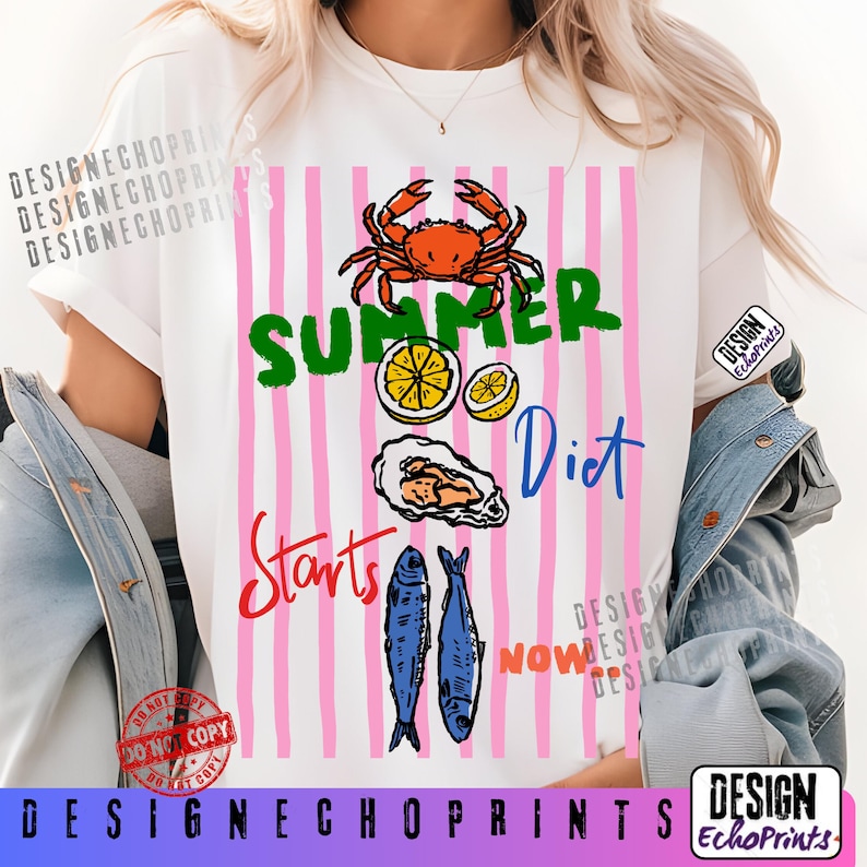 Puede incluir: Camiseta blanca con un dise&ntilde;o gr&aacute;fico que presenta un cangrejo, rodajas de lim&oacute;n, una ostra y dos peces. El texto "SUMMER Diet Starts NOW" se muestra en varios colores sobre un fondo de rayas rosas. La camiseta tiene cuello redondo.