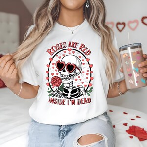 Rosen sind innen rot ich bin tot T-Shirt | Valentinstag Shirt | Lustige Valentinstag Paar passenden | Skelett Valentinstag Geschenk