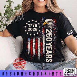 Puede incluir: Camiseta negra con un dise&ntilde;o de la bandera estadounidense, el texto "1776 2026 250 YEARS" y una cabeza de &aacute;guila. El dise&ntilde;o de la bandera tiene rayas rojas y blancas con un campo azul de estrellas. La camiseta tiene un logotipo de Design EchoPrints.